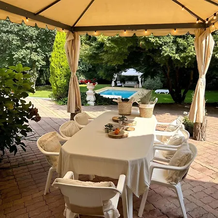 Spacieuse Avec Piscine Privee A Vakantiehuis