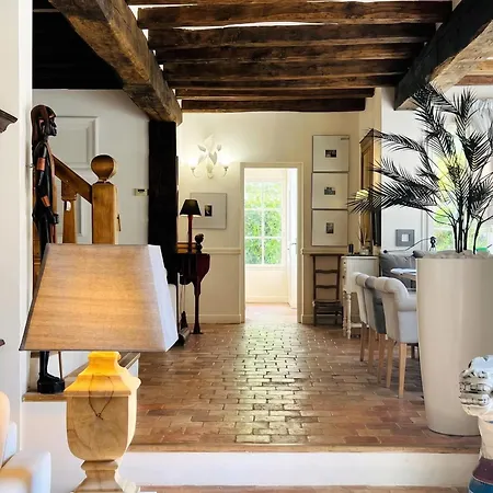 Spacieuse Avec Piscine Privée à Chailly-en-Brie
