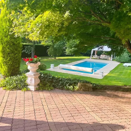 Spacieuse Avec Piscine Privee A Chailly-en-Brie