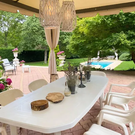 Spacieuse Avec Piscine Privée à * Chailly-en-Brie
