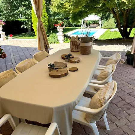 Сasa de vacaciones Spacieuse Avec Piscine Privée à *