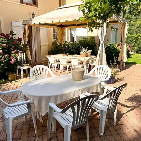 Spacieuse Avec Piscine Privée à Сasa de vacaciones Chailly-en-Brie