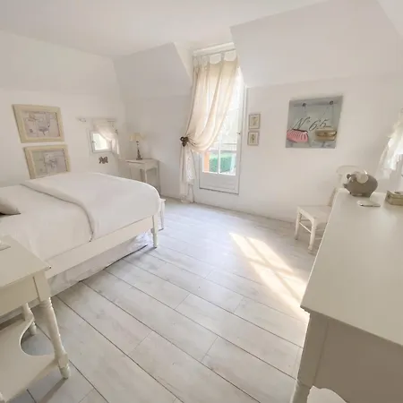 Spacieuse Avec Piscine Privée à * Chailly-en-Brie