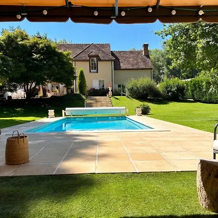 Spacieuse Avec Piscine Privee A Chailly-en-Brie