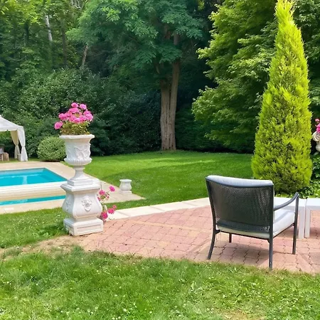 Spacieuse Avec Piscine Privée à * Chailly-en-Brie