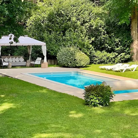 Spacieuse Avec Piscine Privee A Chailly-en-Brie