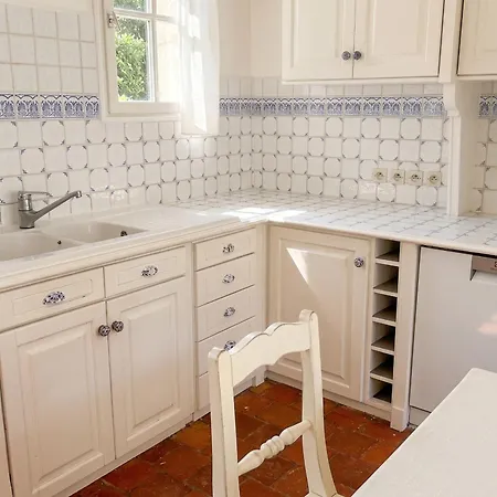 Spacieuse Avec Piscine Privée à Chailly-en-Brie